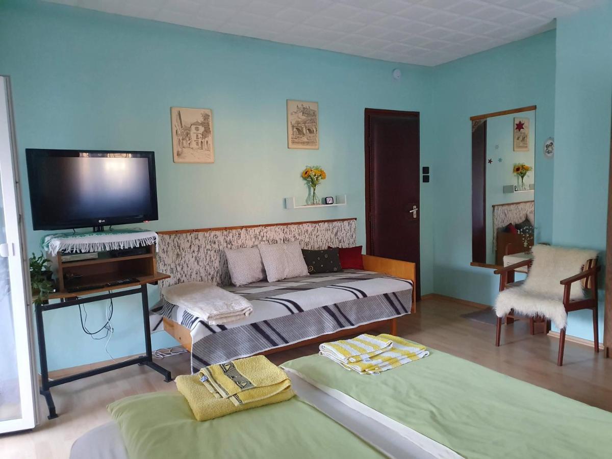 Pereszlenyi Vendeghaz Hotel วิเชกราด ภายนอก รูปภาพ